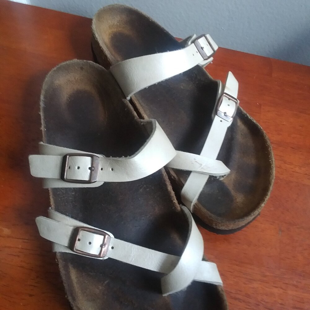 Birkenstock  Mayari Sandals with Toe Loop - Women's sz 7-8